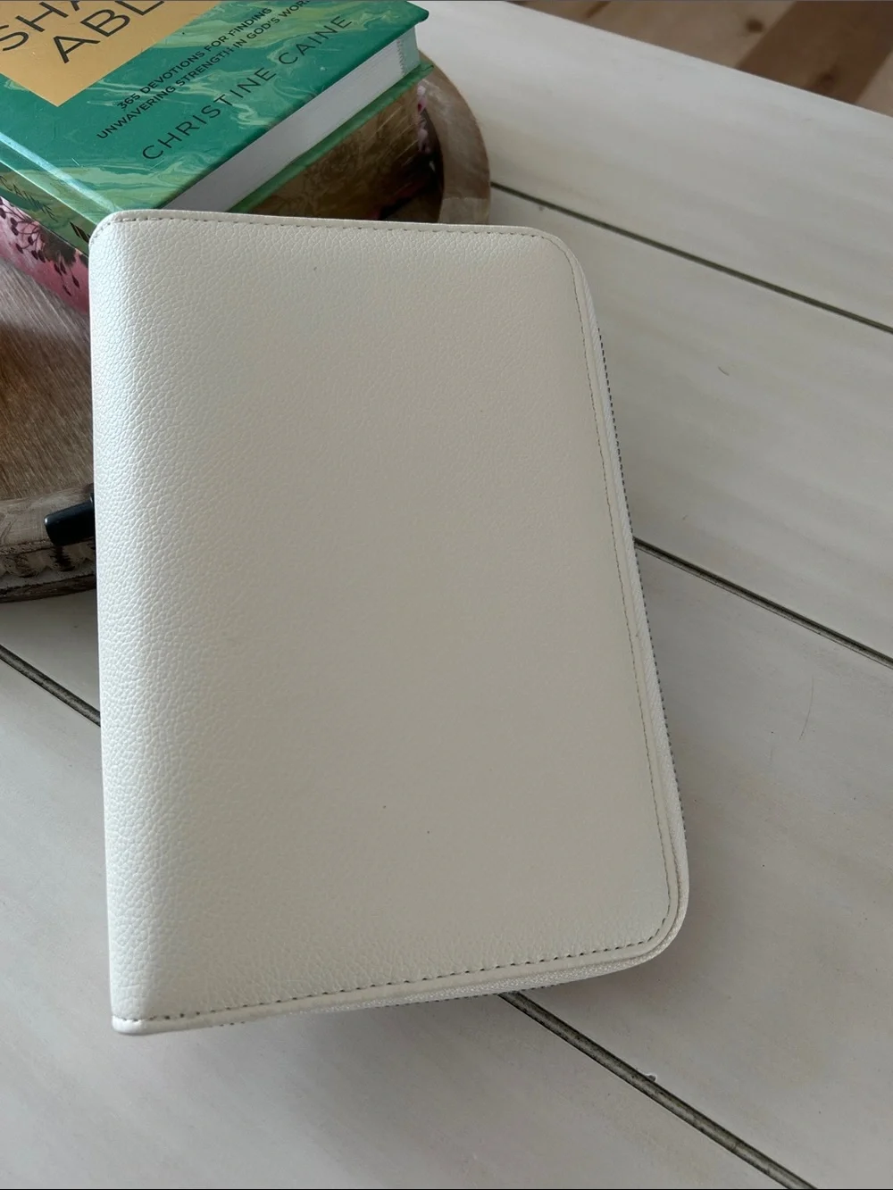Classic Zip Around Pebbled Binder - Cream